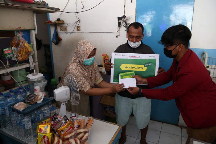 Program jemput warga musiman untuk vaksin di perkampungan sekitar kampus UMSurabaya, Jawa Timur, Selasa (14/9/2021).
