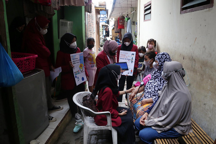 Program jemput warga musiman untuk vaksin di perkampungan sekitar kampus UMSurabaya, Jawa Timur, Selasa (14/9/2021).