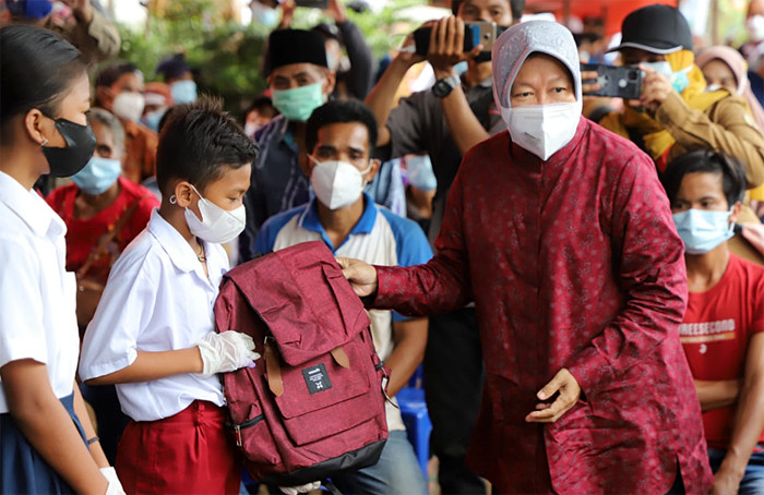 Menteri Sosial Tri Rismaharini saat mengunjungi lokasi Komunitas Adat Terpencil (KAT) di Provinsi Kalimantan Selatan, Selasa (14/9/2021).