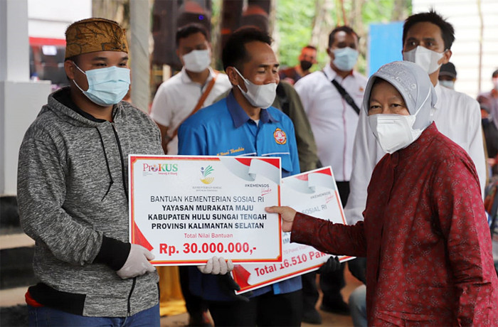 Menteri Sosial Tri Rismaharini saat mengunjungi lokasi Komunitas Adat Terpencil (KAT) di Provinsi Kalimantan Selatan, Selasa (14/9/2021).