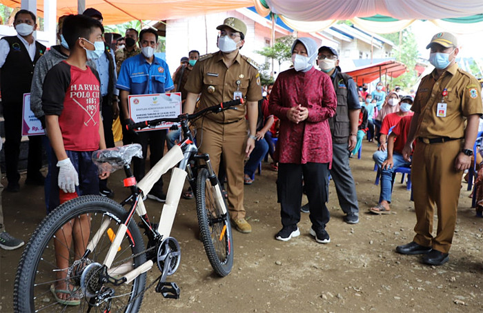 Menteri Sosial Tri Rismaharini saat mengunjungi lokasi Komunitas Adat Terpencil (KAT) di Provinsi Kalimantan Selatan, Selasa (14/9/2021).