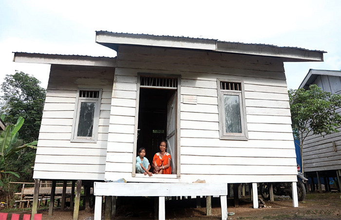 Menteri Sosial Tri Rismaharini saat mengunjungi lokasi Komunitas Adat Terpencil (KAT) di Provinsi Kalimantan Selatan, Selasa (14/9/2021).
