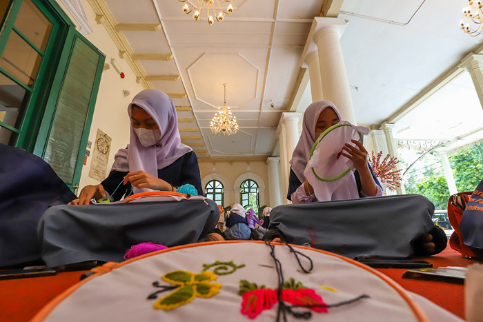 Siswi-siswi SMKN 24 Jurusan Tata Boga mengikuti Workshop serta melihat pameran temporer wastra di Museum Tekstil, Jakarta, Selasa (14/9/2021).
