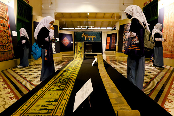 Siswi-siswi SMKN 24 Jurusan Tata Boga mengikuti Workshop serta melihat pameran temporer wastra di Museum Tekstil, Jakarta, Selasa (14/9/2021).