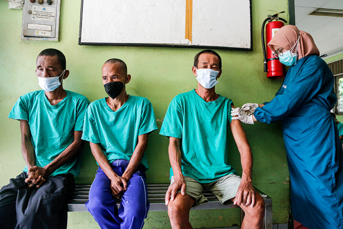 Vaksinator menyuntikkan vaksin Covid-19 kepada Warga Binaan Sosial (WBS) di Panti Sosial Bina Insan, Cipayung, Jakarta Timur, Selasa (14/9/2021).