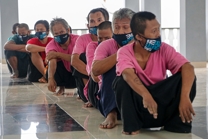 Vaksinator menyuntikkan vaksin Covid-19 kepada Warga Binaan Sosial (WBS) di Panti Sosial Bina Insan, Cipayung, Jakarta Timur, Selasa (14/9/2021).