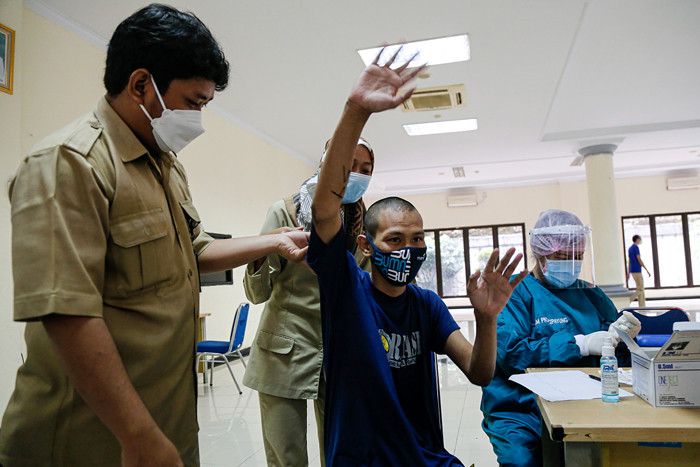 Vaksinator menyuntikkan vaksin Covid-19 kepada Warga Binaan Sosial (WBS) di Panti Sosial Bina Insan, Cipayung, Jakarta Timur, Selasa (14/9/2021).