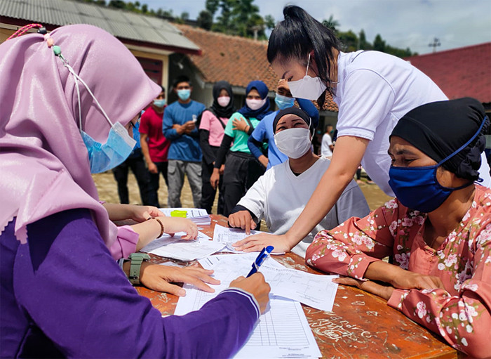 Miss Indonesia 2020 Carla Yules berbincang dengan masyarakat penerima Vaksin saat meninjau Sentra Vaksinasi MNC Peduli di Bogor, Rabu (17/9/2021).
