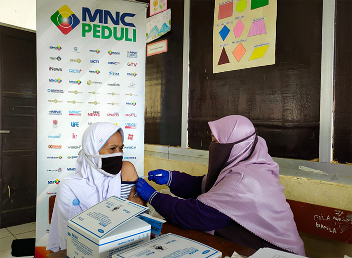 Miss Indonesia 2020 Carla Yules berbincang dengan masyarakat penerima Vaksin saat meninjau Sentra Vaksinasi MNC Peduli di Bogor, Rabu (17/9/2021).