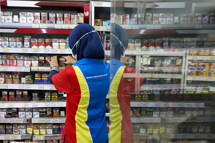 Pekerja merapikan rokok di salah satu Minimarket di kawasan Jakarta Selatan, Rabu (15/9/2021).