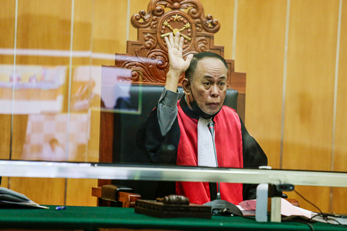 Foto double exposure musisi Erdian Aji Prihartanto alias Anji saat menjalani sidang perdana yang digelar secara virtual di PN Jakarta Barat, Rabu (15/9/2021).