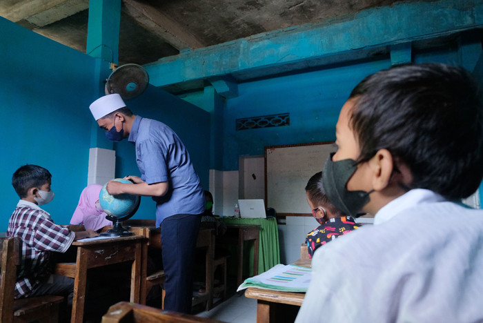 Aktivitas belajar Mengajar dengan protokol kesehatan di Madrasah Ibtidayah MDIA Paotere, Makssar, Kamis (16/9/2020).