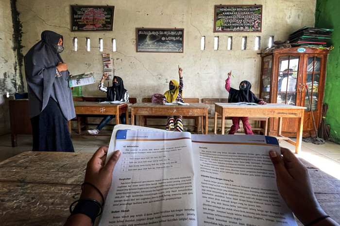 Aktivitas belajar Mengajar dengan protokol kesehatan di Madrasah Ibtidayah MDIA Paotere, Makssar, Kamis (16/9/2020).