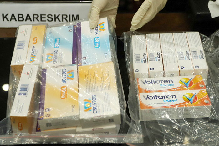 Bareskrim Polri bersama PPATK mengungkap kasus dugaan TPPU dari peredaran obat ilegal yang dilakukan oleh tersangka DP di Jakarta, Kamis (16/9/2021).