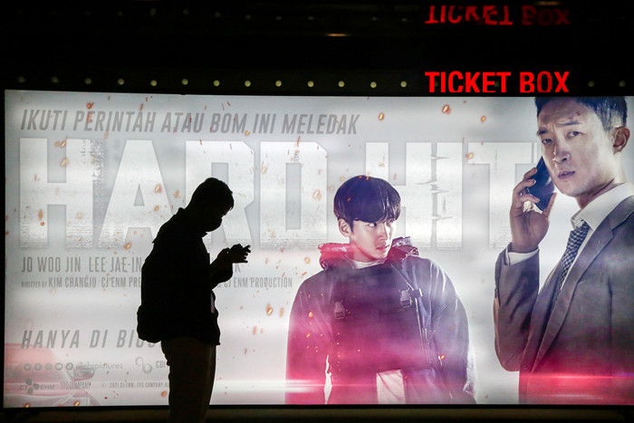 Pengunjung saat menonton bioskop di CGV Grand Indonesia, Jakarta Pusat, Kamis (16/9/2021).