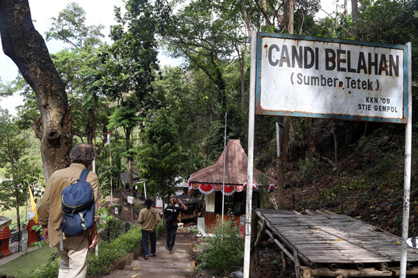 Sumber air mengalir dari payudara patung Dewi Laksmi dan patung Dewi Sri di Candi Belahan atau Sumber Tetek, di Dusun Belahanjowo, Pasuruan, Kamis (16/9/2021).