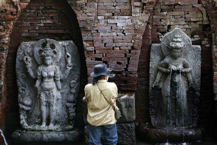 Sumber air mengalir dari payudara patung Dewi Laksmi dan patung Dewi Sri di Candi Belahan atau Sumber Tetek, di Dusun Belahanjowo, Pasuruan, Kamis (16/9/2021).