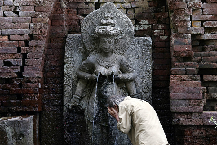 Sumber air mengalir dari payudara patung Dewi Laksmi dan patung Dewi Sri di Candi Belahan atau Sumber Tetek, di Dusun Belahanjowo, Pasuruan, Kamis (16/9/2021).