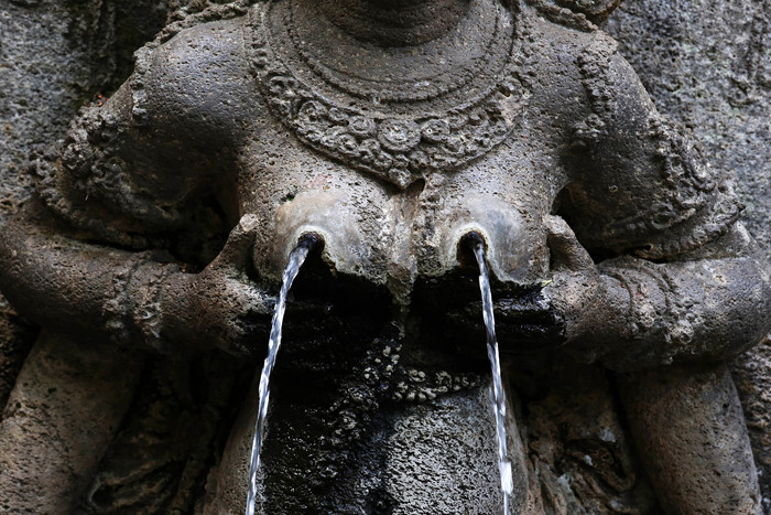 Sumber air mengalir dari payudara patung Dewi Laksmi dan patung Dewi Sri di Candi Belahan atau Sumber Tetek, di Dusun Belahanjowo, Pasuruan, Kamis (16/9/2021).