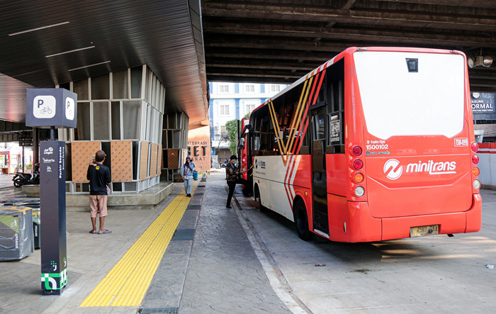 Bus Transjakarta menunggu penumpang di halte integrasi sisi Timur Stasiun Tebet, Jakarta Timur, Kamis (16/9/2021).
