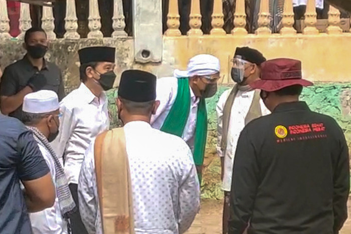 Presiden Joko Widodo didampingi Kepala BIN Budi Gunawan meninjau vaksin bagi masyarakat secara pintu ke pintu ke sejumlah daerah di Aceh, Kamis (16/9/2021).