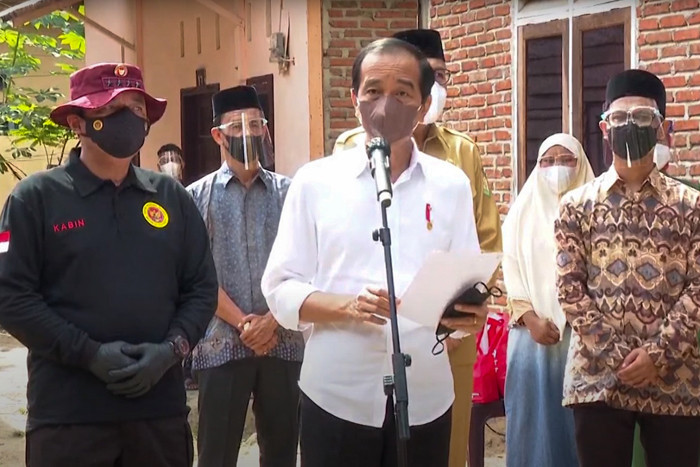 Presiden Joko Widodo didampingi Kepala BIN Budi Gunawan meninjau vaksin bagi masyarakat secara pintu ke pintu ke sejumlah daerah di Aceh, Kamis (16/9/2021).