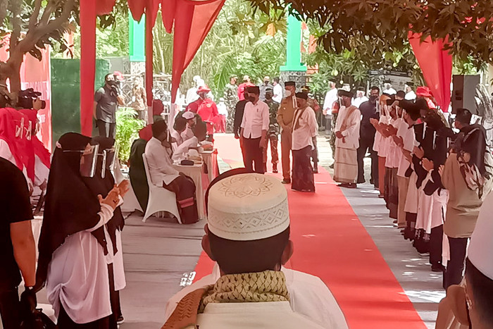Presiden Joko Widodo didampingi Kepala BIN Budi Gunawan meninjau vaksin bagi masyarakat secara pintu ke pintu ke sejumlah daerah di Aceh, Kamis (16/9/2021).