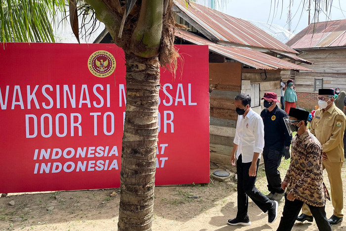 Presiden Joko Widodo didampingi Kepala BIN Budi Gunawan meninjau vaksin bagi masyarakat secara pintu ke pintu ke sejumlah daerah di Aceh, Kamis (16/9/2021).