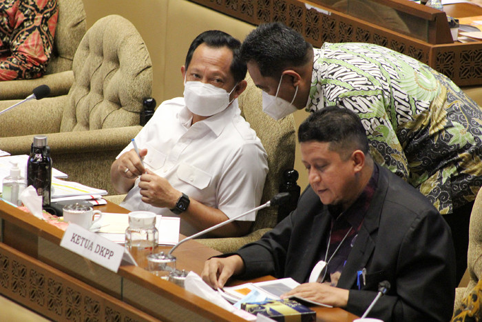 Menteri Dalam Negeri Tito Karnavian mengikuti rapat kerja dengan Komisi II DPR di Kompleks Parlemen, Senayan, Jakarta, Kamis (16/9/2021).
