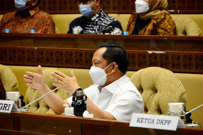 Menteri Dalam Negeri Tito Karnavian mengikuti rapat kerja dengan Komisi II DPR di Kompleks Parlemen, Senayan, Jakarta, Kamis (16/9/2021).