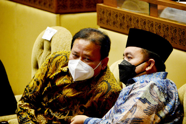 Menteri Dalam Negeri Tito Karnavian mengikuti rapat kerja dengan Komisi II DPR di Kompleks Parlemen, Senayan, Jakarta, Kamis (16/9/2021).