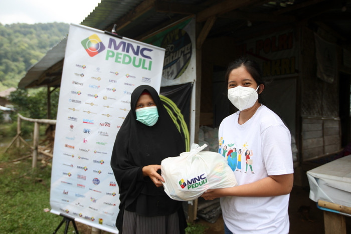 Relawan MNC perduli memberikan sembako ke perwakilan RT 04 RW 09 Kampung Cisadon, Babakan Madang, Kabupaten Bogor, Jawa Barat, Kamis (16/9/2021).
