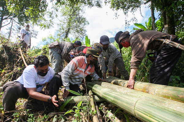 Tengku Havid relawan MNC Peduli saat membantu warga perbaiki jembatan di Kampung Cisadon, Babakan Madang, Kabupaten Bogor, Jawa Barat, Kamis (16/9/2021).