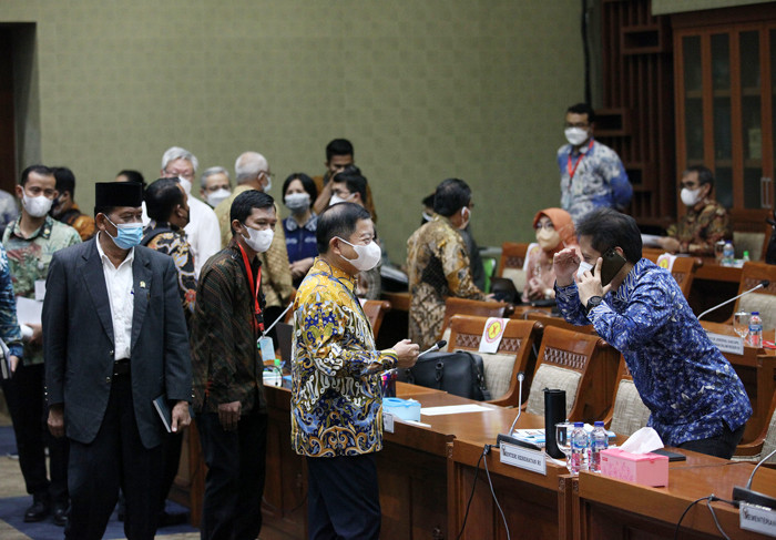 Menteri PPN/Kepala Bappenas Suharso Monoarfa bersama Menkes Budi Gunadi Sadikin saat rapat kerja dengan Komisi IX DPR di Kompleks Parlemen, Kamis (16/9/2021).