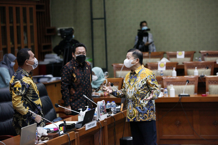 Menteri PPN/Kepala Bappenas Suharso Monoarfa bersama Menkes Budi Gunadi Sadikin saat rapat kerja dengan Komisi IX DPR di Kompleks Parlemen, Kamis (16/9/2021).