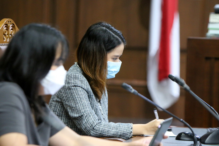 Aktivis yang tergabung dalam Koalisi Ibu Kota menghadiri sidang pembacaan putusan di Pengadilan Negeri Jakarta Pusat, Kamis (16/9/2021).