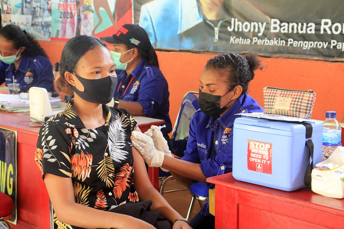 Serbuan vaksinasi Covid-19 di Lapangan Tembak Perbakin Distrik Abepura, Kota Jayapura, Rabu (15/9/2021).