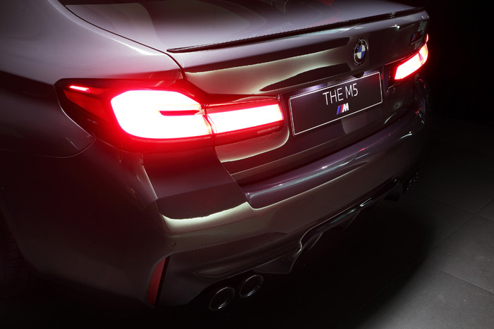 Business Consultant BMW menawarkan BMW M5 Competition kepada pengunjung usai peluncurannya di Jakarta, Jumat (17/9/2021).