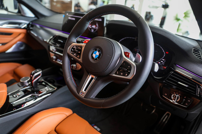Business Consultant BMW menawarkan BMW M5 Competition kepada pengunjung usai peluncurannya di Jakarta, Jumat (17/9/2021).