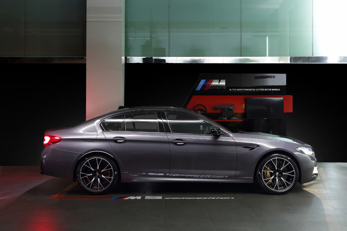 Business Consultant BMW menawarkan BMW M5 Competition kepada pengunjung usai peluncurannya di Jakarta, Jumat (17/9/2021).