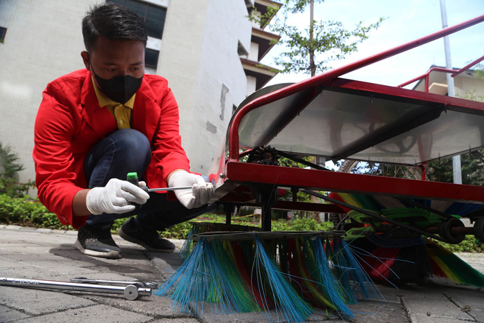 Sepeda Penyapu Sampah dengan Sistem Sapu Berputar di Untag Surabaya, Jawa Timur, Jumat (17/9/2021).