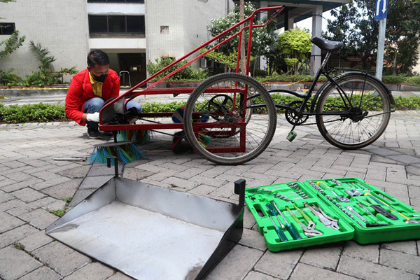 Sepeda Penyapu Sampah dengan Sistem Sapu Berputar di Untag Surabaya, Jawa Timur, Jumat (17/9/2021).