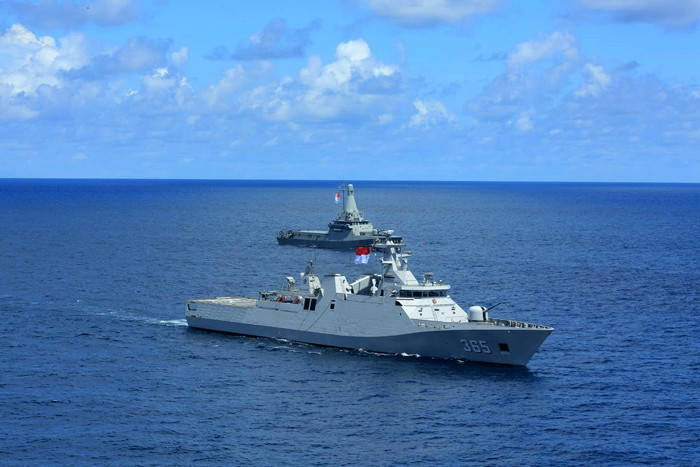 Kapal perang TNI Angkatan Laut dan dua kapal perang milik The Republic of Singapore Navy bermanuver saat latihan di Laut Natuna, Kamis (16/9/2021).
