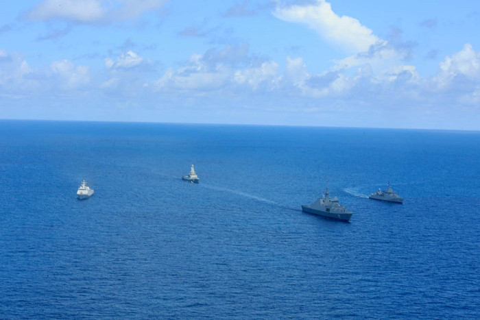 Kapal perang TNI Angkatan Laut dan dua kapal perang milik The Republic of Singapore Navy bermanuver saat latihan di Laut Natuna, Kamis (16/9/2021).