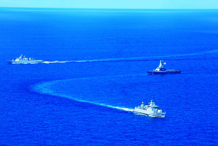 Kapal perang TNI Angkatan Laut dan dua kapal perang milik The Republic of Singapore Navy bermanuver saat latihan di Laut Natuna, Kamis (16/9/2021).