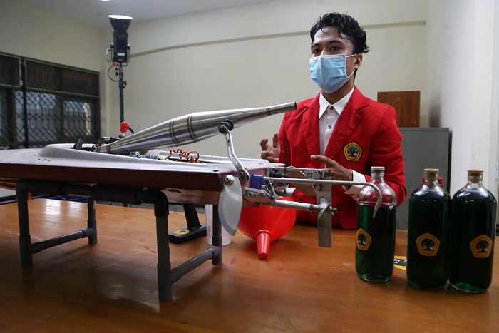 Analisa pengaruh campuran bahan bakar dan putaran motor terhadap performa motor bakar untuk kapal cepat di Untag Surabaya, Jawa Timur, Jumat (17/9/2021).