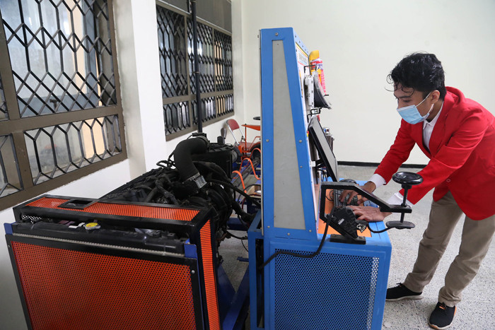 Analisa pengaruh campuran bahan bakar dan putaran motor terhadap performa motor bakar untuk kapal cepat di Untag Surabaya, Jawa Timur, Jumat (17/9/2021).