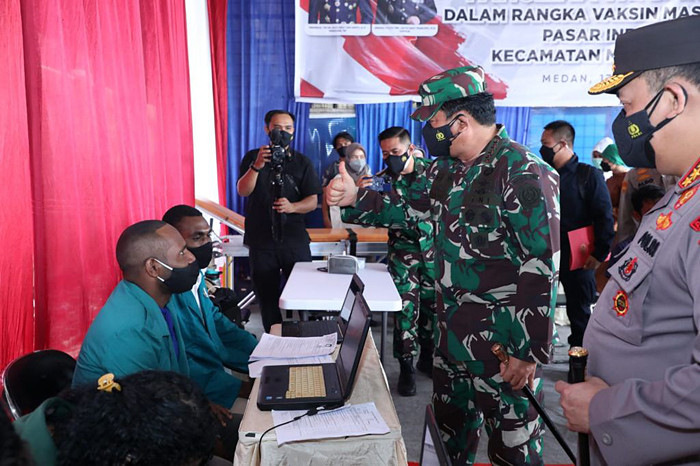 Panglima TNI Marsekal TNI Hadi Tjahjanto meninjau pelaksanaan percepatan vaksinasi di wilayah Medan, Sumatera Utara, Jumat (17/9/2021).