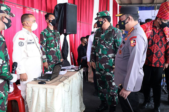 Panglima TNI Marsekal TNI Hadi Tjahjanto meninjau pelaksanaan percepatan vaksinasi di wilayah Medan, Sumatera Utara, Jumat (17/9/2021).