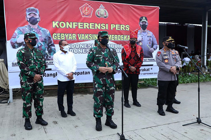 Panglima TNI Marsekal TNI Hadi Tjahjanto meninjau pelaksanaan percepatan vaksinasi di wilayah Medan, Sumatera Utara, Jumat (17/9/2021).